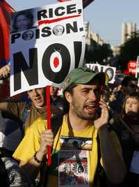 Cientos de personas se manifestaron este viernes en el centro de Madrid contra la visita de la secretaria estadunidense, su política de la "guerra preventiva" y las sistemáticas violaciones a las garantías básicas