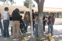 Familiares de las personas atacadas el fin de semana en un retén militar de Sinaloa esperan noticias frente a un hospital de Badiraguato, en esa entidad, donde fueron internados tres heridos