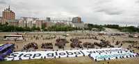 Más de 600 personas se manifestaron durante un encuentro de Greenpeace con la prensa, en el puerto alemán de Rostock, para demandar a la cumbre de países industrializados que detengan las emisiones de contaminantes