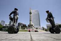 Policías capitalinos estrenaron en días recientes los nuevos vehículos Segway, para vigilar bares, restaurantes y hoteles sobre Reforma