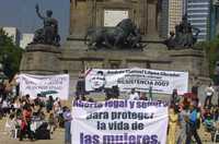 Durante la decimotercera asamblea ciudadana en resistencia civil pacífica, realizada en el Angel de la Independencia, se organizó un foro donde se trataron los temas aborto y los derechos de la comunidad lésbico-gay