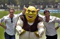 Antonio Banderas y Eugenio Derbez custodian la figura del ogro verde durante la conferencia de prensa realizada en la Casa del Lago del Bosque de Chapultepec