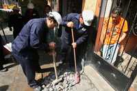 Trabajadores del GDF cerraron parcialmente la toma de agua de la vecindad ubicada en Santísima 5, colonia Centro