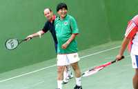 Evo Morales, presidente de Bolivia (al frente), durante un juego de raqueta con Carlos Lage, vicepresidente cubano, ayer en La Habana