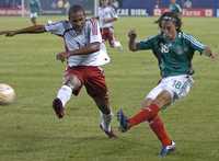 Andrés Guardado no pudo lucirse ante la velocidad y fortaleza de los caribeños