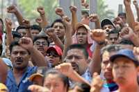 Maestros de la Coordinadora Nacional de Trabajadores de la Educación protestan contra la Ley del ISSSTE, frente al edificio de la Bolsa Mexicana de Valores