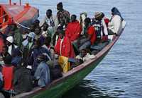 Un bote de pescadores con migrantes llegó ayer al puerto de Santa Cruz de Tenerife, en las Islas Canarias, y fue rápidamente interceptado por las autoridades de ese país