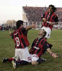 Diego Rivero, Gastón Fernández y Andrés Silvera festejan el triunfo de San Lorenzo