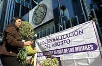 Un grupo de mujeres acudió la mañana de ayer a la sede de la Procuraduría General de la República para cercarla con claveles blancos, en protesta por la decisión de su titular, Eduardo Medina Mora, de presentar una acción de inconstitucionalidad ante la Corte contra las reformas en materia de aborto. En el acto, la diputada del PRD Leticia Quezada pidió la renuncia del funcionario federal, pues junto con el titular de la CNDH, José Luis Soberanes, está en contra de los derechos de las mujeres