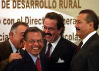 El director general del IMSS, Juan Molinar Horcasitas, y el presidente del Senado de la República, Manlio Fabio Beltrones Rivera, durante una reunión de trabajo en el recinto de Xicoténcatl