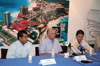 Manuel Conde Canto, director de desarrollo de Benito Juárez (municipio donde se encuentra Cancún); Miguel Gómez Mont, director general del Fonatur, y el alcalde Francisco Alor