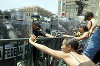 Integrantes de la resistencia civil pacífica, ayer, durante la protesta que realizaron frente al Palacio de Bellas Artes, donde fueron contenidos por la Policía Federal Preventiva que resguardó el recinto en espera del arribo del presidente Felipe Calderón