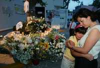 Alumnos y padres de familia colocaron flores, veladoras y objetos personales en la entrada del colegio Winston Churchill, en memoria de la maestra Carla Jiménez Baños