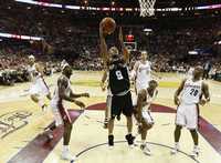 El galo Tony Parker, de Spurs de San Antonio (9), fue el hombre clave de su equipo al aportar 24 puntos