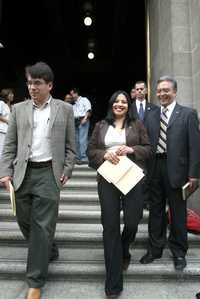 Los diputados locales Tomás Pliego, Leticia Quezada y Enrique Vargas, tras su reunión con ministros de la SCJN