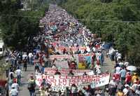 Contingentes de la sección 22 del SNTE y de la APPO durante la megamarcha del pasado jueves en Oaxaca