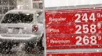 Las bajas temperaturas en algunas regiones del mundo, como Estados Unidos, Argentina y el este de Europa incrementan de manera significativa los precios de los combustibles, como la gasolina y el gas. La imagen, en Denver, Colorado, donde la gasolina regular se vende en el equivalente a siete pesos por litro