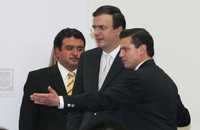 Marcelo Ebrard Casaubon, jefe de Gobierno del Distrito Federal, y Enrique Peña Nieto, gobernador del estado de México, suscribieron ayer el convenio de coordinación para la aplicación del Reglamento de Tránsito Metropolitano en el auditorio de la Universidad Tecnológica de Nezahualcóyotl