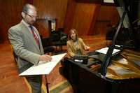 El director de orquesta Enrique Barrios, con la pianista Eva Zuk, durante un ensayo de la Filarmónica de la Ciudad de México