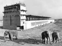 En la actualidad, el recinto alberga a mil 850 alumnos, quienes toman 50 talleres. En la imagen, el edificio en obra negra, hace ocho años, diseño del arquitecto Alberto Kalash