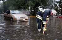 Debido a la intensa lluvia de ayer, calles aledañas al hospital Rubén Leñero se inundaron. Elementos del Cuerpo de Bomberos y vecinos de la zona intentaron desalojar el agua