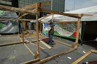 Maestros inconformes reacomodan el plantón ubicado frente a la sede nacional del ISSSTE, donde habrá actos culturales y artísticos