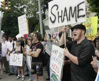 Protestas en las afueras de la Escuela Naval de Guerra contra la presencia allí del presidente Bush, ayer en Newport, Rodhe Island