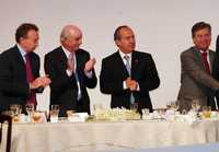 El gobernador del Banco de México, Guillermo Ortiz; el director del Grupo BBVA, Francisco González; Felipe Calderón Hinojosa y el presidente del cosejo de administración de Bancomer BBVA, Héctor Rangel Domene, ayer durante un desayuno conmemorativo del 75 aniversario de esa institución bancaria