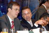 El jefe de Gobierno, Marcelo Ebrard, y el secretario de Desarrollo Urbano y Vivienda, Jesús Arturo Aispuro, durante la celebración del Día del Ingeniero