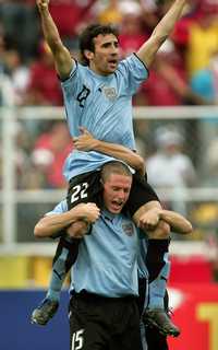 Diego Pérez celebra con Vicente Sánchez el tanto que devuelve la esperanza a la escuadra uruguaya