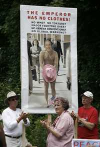 Residentes de Kennebunkport, Maine, protestaron ayer con una pancarta que presenta al presidente George W. Bush como "el emperador desnudo", cerca de la residencia de verano de los padres del mandatario, adonde llegó ayer el gobernante ruso, Vladimir Putin, para conversar en un intento por restaurar la relación bilateral, alterada por el sistema antimisiles estadunidense en Europa central