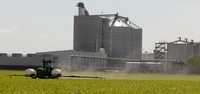 Cultivo de un campo de maíz junto a una planta productora de etanol, en Nebraska