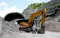 Trabajos de reparación en la Autopista del Sol el martes pasado. Ayer, las piedras sobre la cinta asfáltica en el kilómetro 199 de la autopista Cuernavaca-Acapulco, en las cercanías de la plaza de cobro conocida como Paso Morelos, provocaron el choque de un vehículo Nissan de modelo reciente, con un saldo de tres personas lesionadas. De acuerdo con Caminos y Puentes Federales de Ingresos (Capufe) se trató de "un incidente menor" y no de un derrumbe, como se difundió en diversos medios informativos. Las personas lesionadas fueron trasladadas a Chilpancingo, capital del estado de Guerrero, para su valoración en un hospital privado, y por la tarde decidieron dejar el nosocomio para concluir su viaje a la ciudad de México. Apenas el jueves y viernes de la semana pasada ocurrieron derrumbes consecutivos debido a las lluvias que azotan la región. En particular resaltó el deslave de un cerro ocurrido el 28 de junio sobre un túnel en construcción en el kilómetro 258 que provocó dos personas lesionadas (con información de Sergio Ocampo)