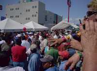 Fuera del edificio, militantes de PAN y PRI intercambian gritos y consignas antes de enfrentarse a golpes