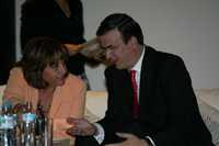 El jefe de Gobierno, Marcelo Ebrard, aquí con la directora del Instituto de las Mujeres del Distrito Federal, Martha Lucía Micher Díaz, inauguró ayer el foro Presupuestos Públicos con perspectiva de Género, en el Centro Cultural Indianilla, en la colonia Doctores