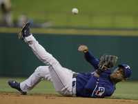 Jerry Hairston Jr., segunda base de los Texas Rangers, lanza a la primera para el out luego de evitar un hit de Reggie Williets, de los Serafines de Los Angeles, en la tercera entrada del juego que sostuvieron sus escuadras ayer