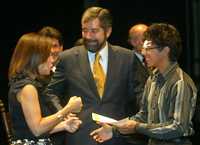 La titular de la SEP, Josefina Vázquez Mota, y el rector Juan Ramón de la Fuente entregaron becas a estudiantes de bachillerato