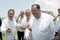 Los legisladores Emilio Gamboa, Manlio Fabio Beltrones y Héctor Larios bromean durante un receso de los trabajos de la novena Reunión Interparlamentaria México-Cuba