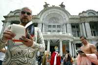 Participantes en el encuentro poético dominical frente al Palacio de Bellas Artes