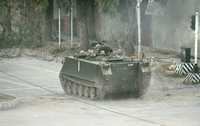 Un tanque de avanzada del ejército paquistaní durante la incursión de ayer en la Mezquita Roja de Islamabad