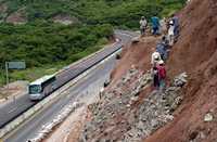 Trabajos en la ladera de un cerro sobre la Autopista del Sol, en el tramo Cuernavaca-Acapulco