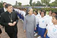 El cardenal Norberto Rivera Carrera y la directora de Villa de las Niñas, Margie Cheong, a la llegada del prelado a la ceremonia de graduación de las alumnas de secundaria y bachillerato del internado, ubicado en Valle de Chalco, estado de México