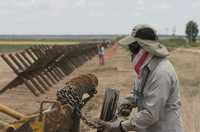 Remoción de estructuras metálicas que el gobierno estadunidense colocó 1.8 metros dentro de suelo mexicano, pretendiendo que ése era el límite oficial. La imagen corresponde al punto limítrofe 29, en Las Chepas, ranchería chihuahuense colindante con Nuevo México