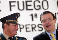 El jefe de Gobierno del DF, Marcelo Ebrard, encabezó el programa de intercambio de armas por juguetes en la explanada de la delegación Iztacalco. Le acompaña el general brigadier Alfonso Duarte