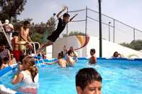 Una de las dos albercas con que cuenta la playa artificial que se habilitó en el deportivo Citlaltépetl, en Ciudad Azteca