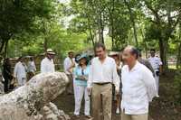 Los presidentes de México y de España, Felipe Calderón y José Luis Rodríguez Zapatero, respectivamente, durante su recorrido por Chichén Itzá