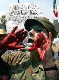 Integrantes de la resistencia civil se manifestaron ayer afuera de la Catedral Metropolitana contra el cardenal Norberto Rivera Carrera por la intromisión del clero en la vida política nacional