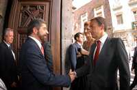 Juan Ramón de la Fuente, rector de la UNAM, da la bienvenida al presidente del gobierno español, José Luis Rodríguez Zapatero, a las puertas del Colegio de San Ildefonso