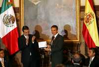 El presidente de España, José Luis Rodríguez Zapatero, recibió ayer las llaves de la ciudad y fue declarado huésped distinguido por el jefe de Gobierno capitalino, Marcelo Ebrard, en el ex Palacio del Ayuntamiento