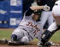 Brandon Inge, de los Tigres de Detroit, anota en la sexta entrada contra Minnesota, para darle la victoria 1-0 a su equipo